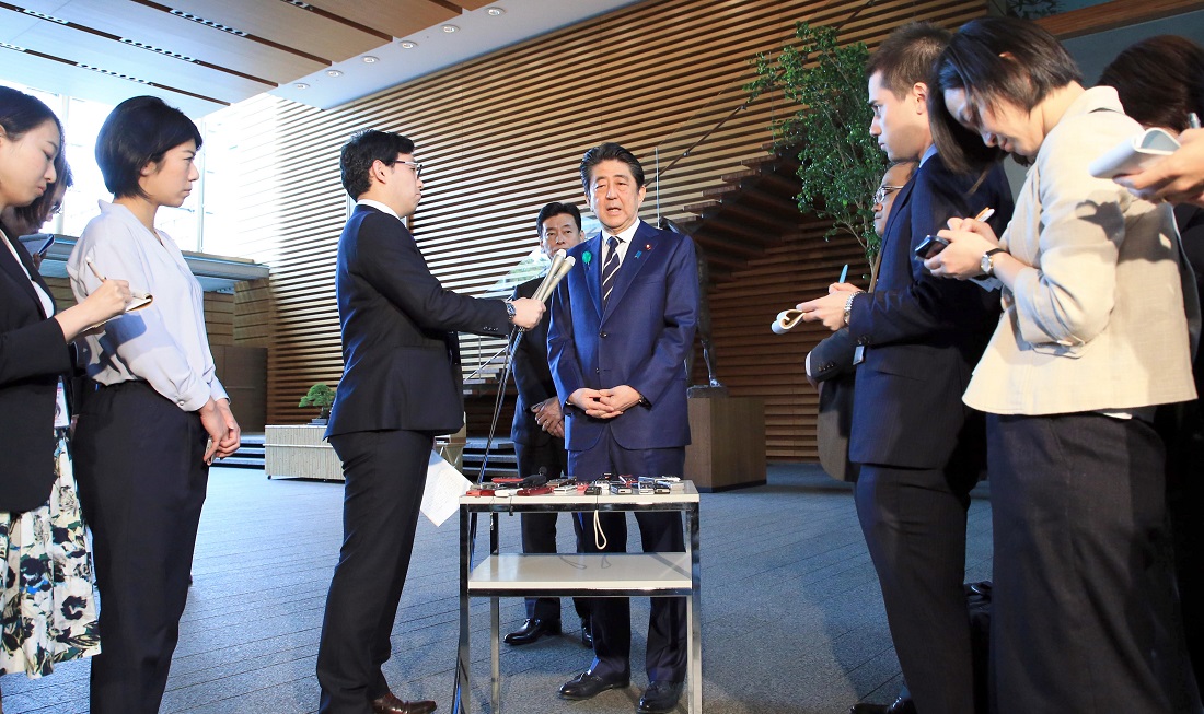 Prime Minister Abe and reporters
